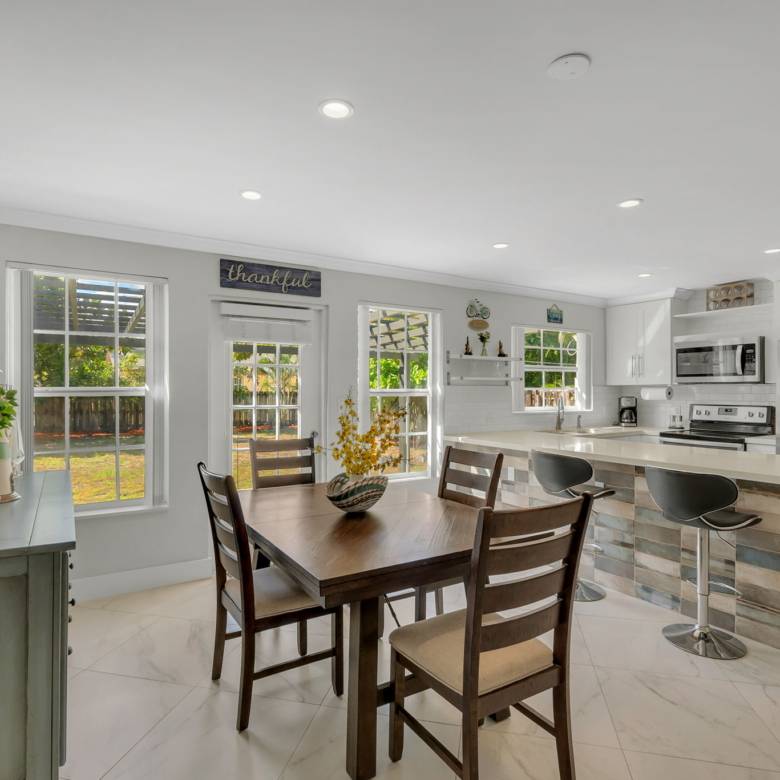 Flexible Living & Income Potential in Hollywood