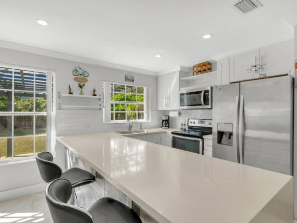 Flexible Living & Income Potential in Hollywood