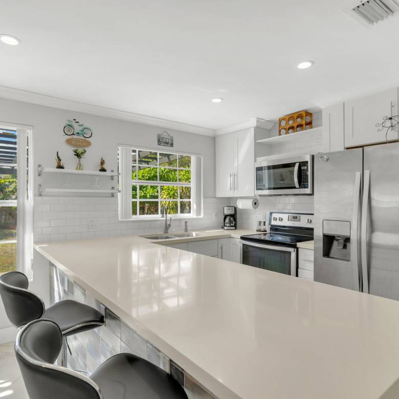 Flexible Living & Income Potential in Hollywood