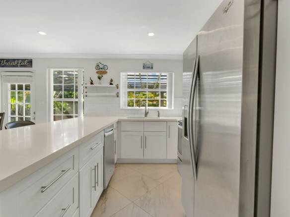 Flexible Living & Income Potential in Hollywood