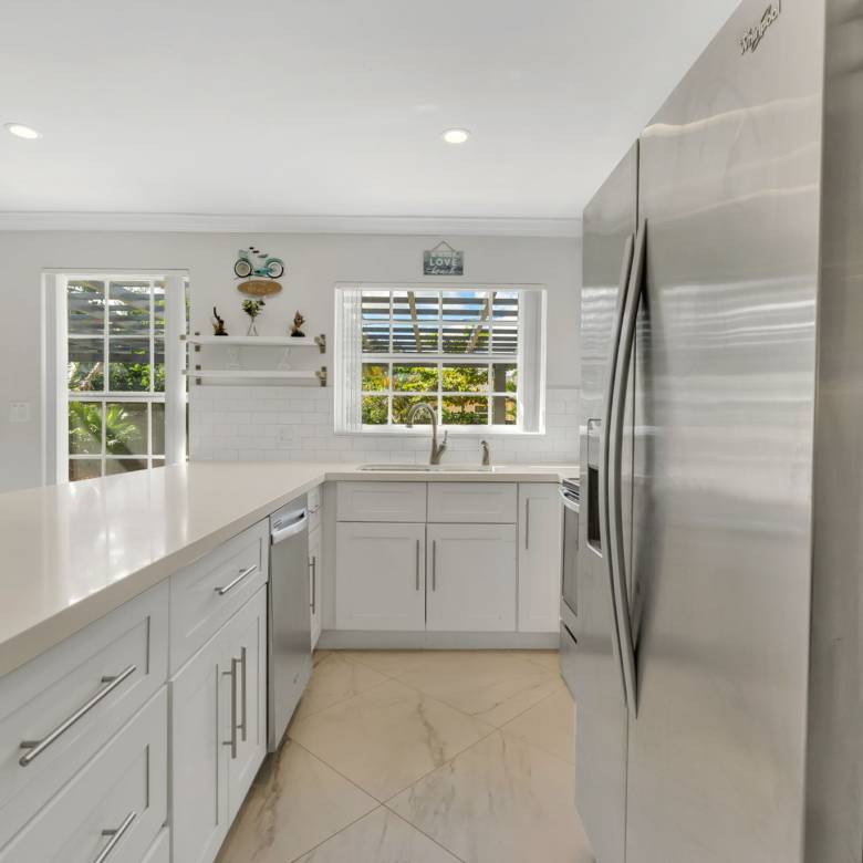Flexible Living & Income Potential in Hollywood