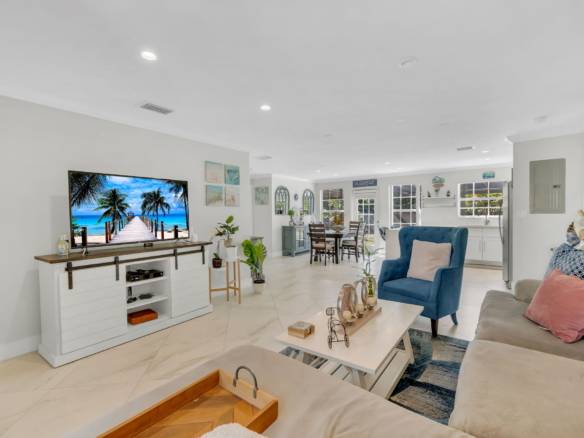 Flexible Living & Income Potential in Hollywood