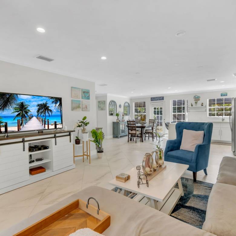 Flexible Living & Income Potential in Hollywood