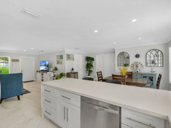 Flexible Living & Income Potential in Hollywood