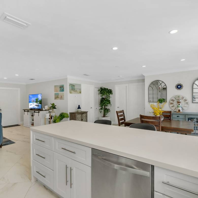 Flexible Living & Income Potential in Hollywood