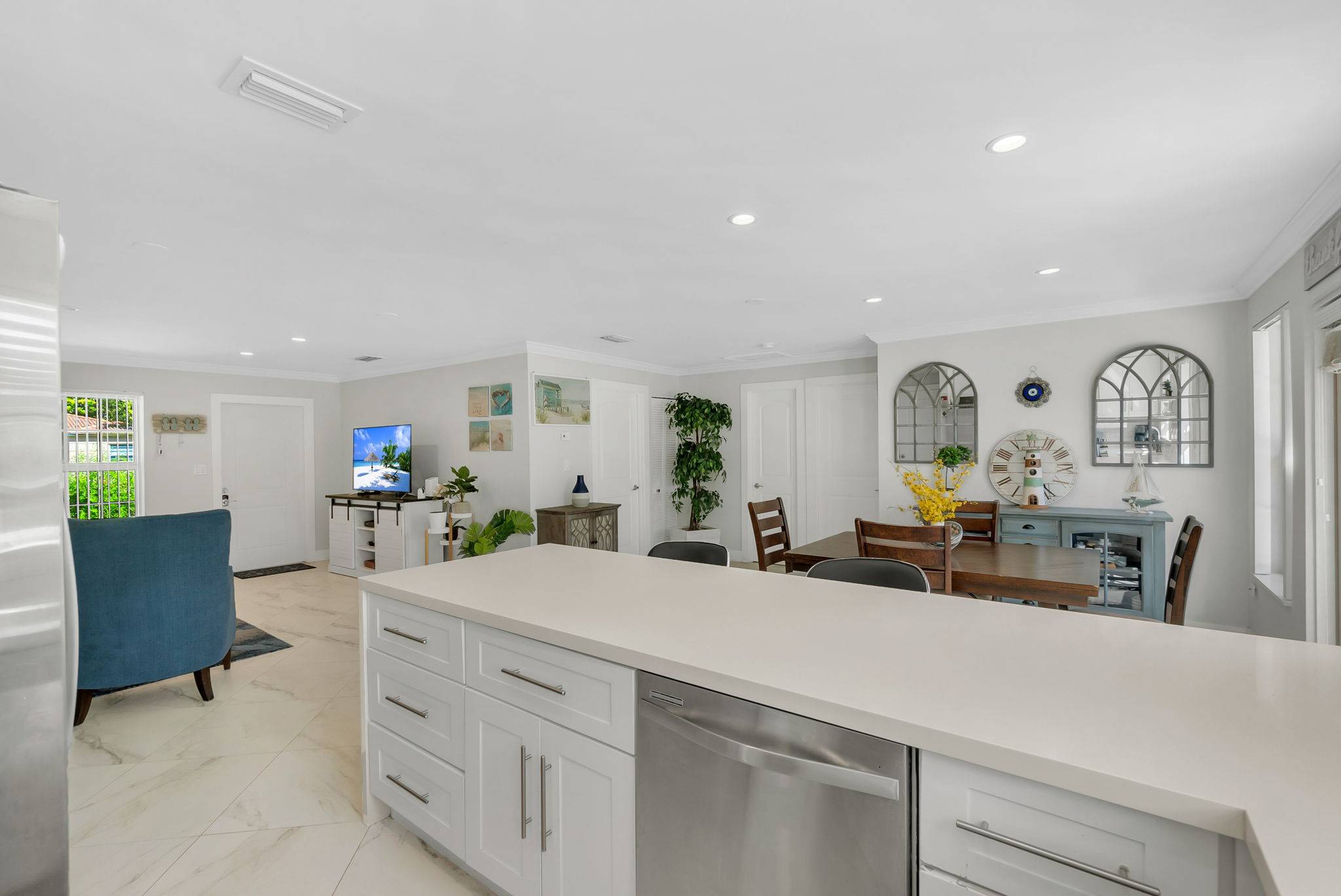 19-web-or-mls-DSC03268 Flexible Living & Income Potential in Hollywood