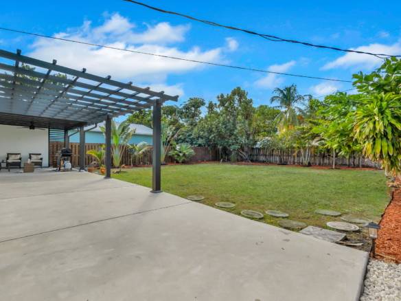 Flexible Living & Income Potential in Hollywood