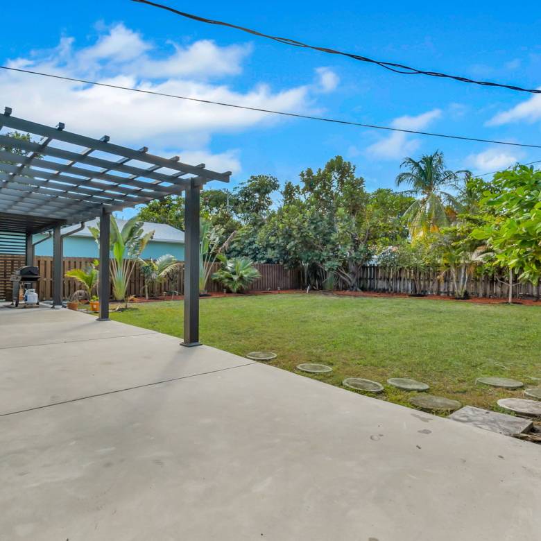 Flexible Living & Income Potential in Hollywood