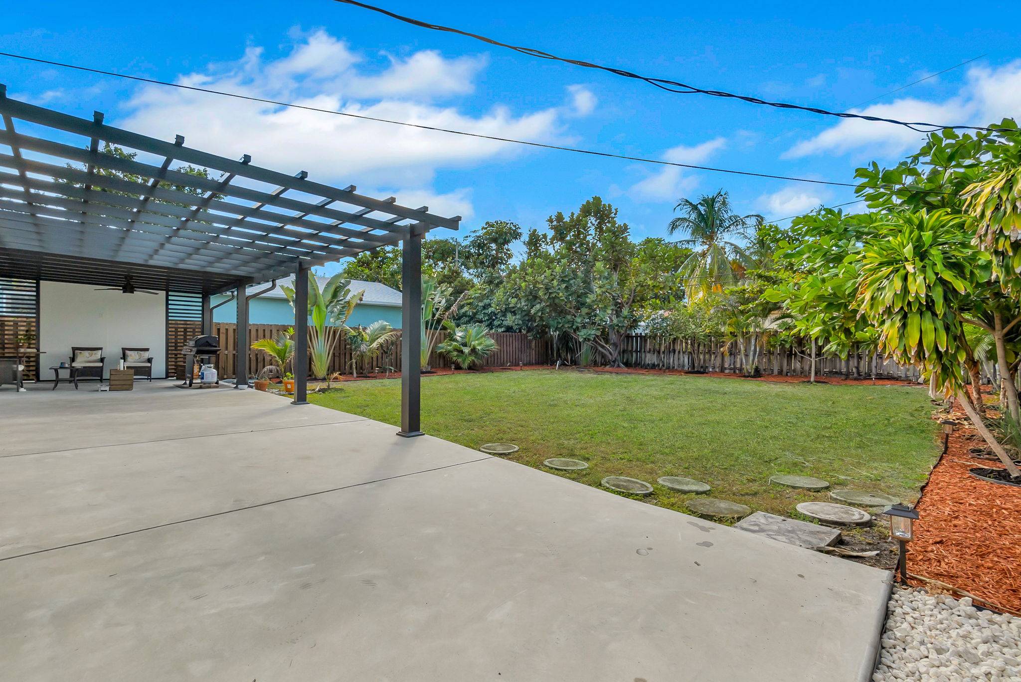 2-web-or-mls-DSC03318 Flexible Living & Income Potential in Hollywood