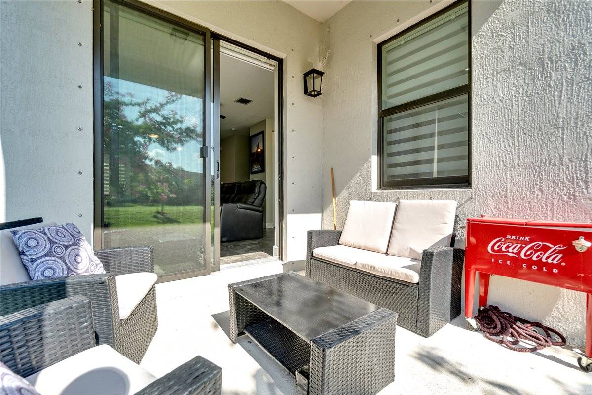 20-DSC08062 Spacious Living in Pompano Beach