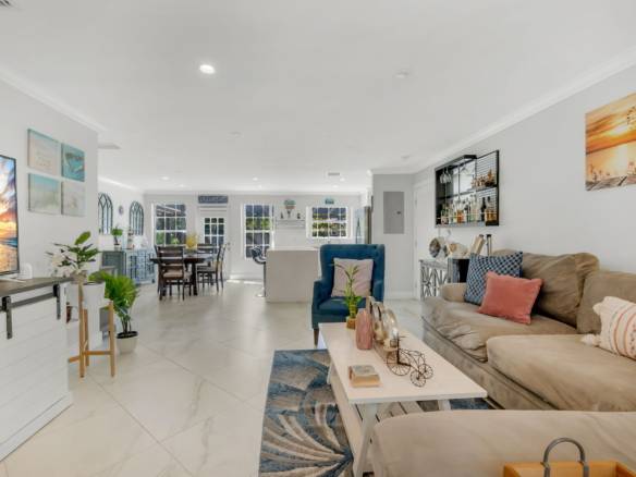 Flexible Living & Income Potential in Hollywood