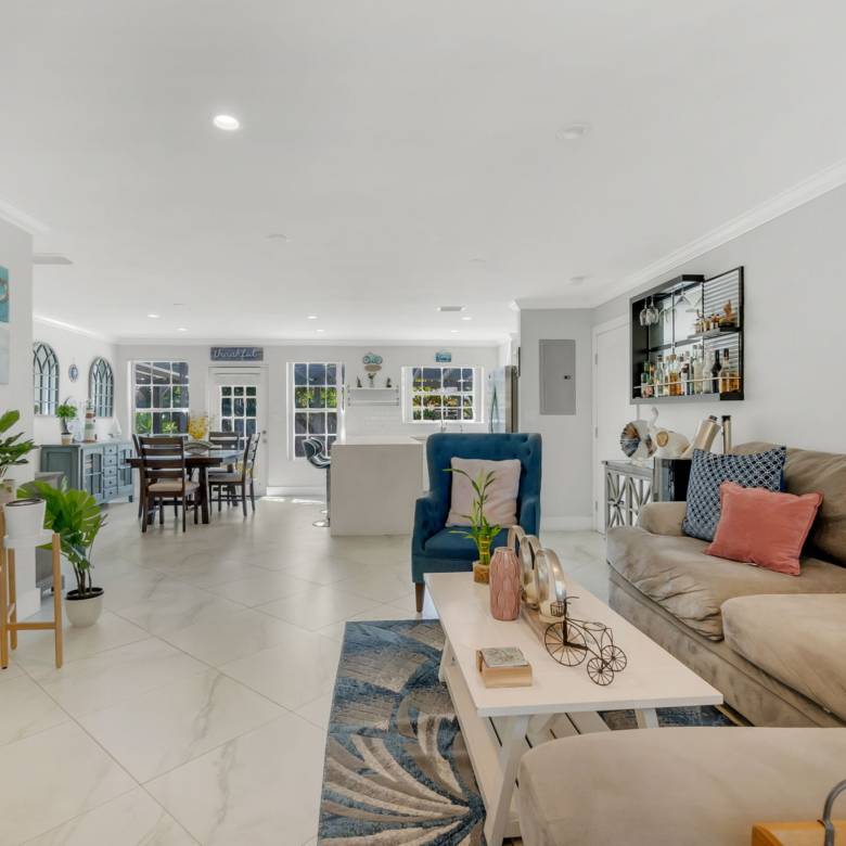 Flexible Living & Income Potential in Hollywood