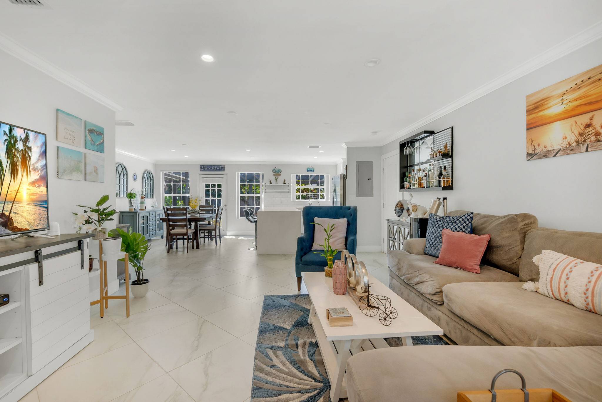 20-web-or-mls-DSC03258 Flexible Living & Income Potential in Hollywood