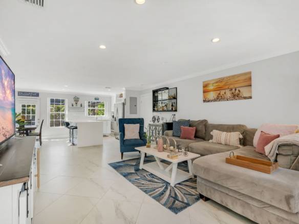 Flexible Living & Income Potential in Hollywood
