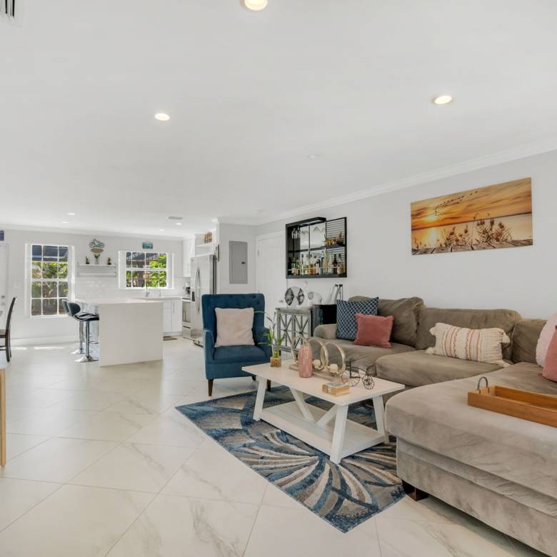 Flexible Living & Income Potential in Hollywood