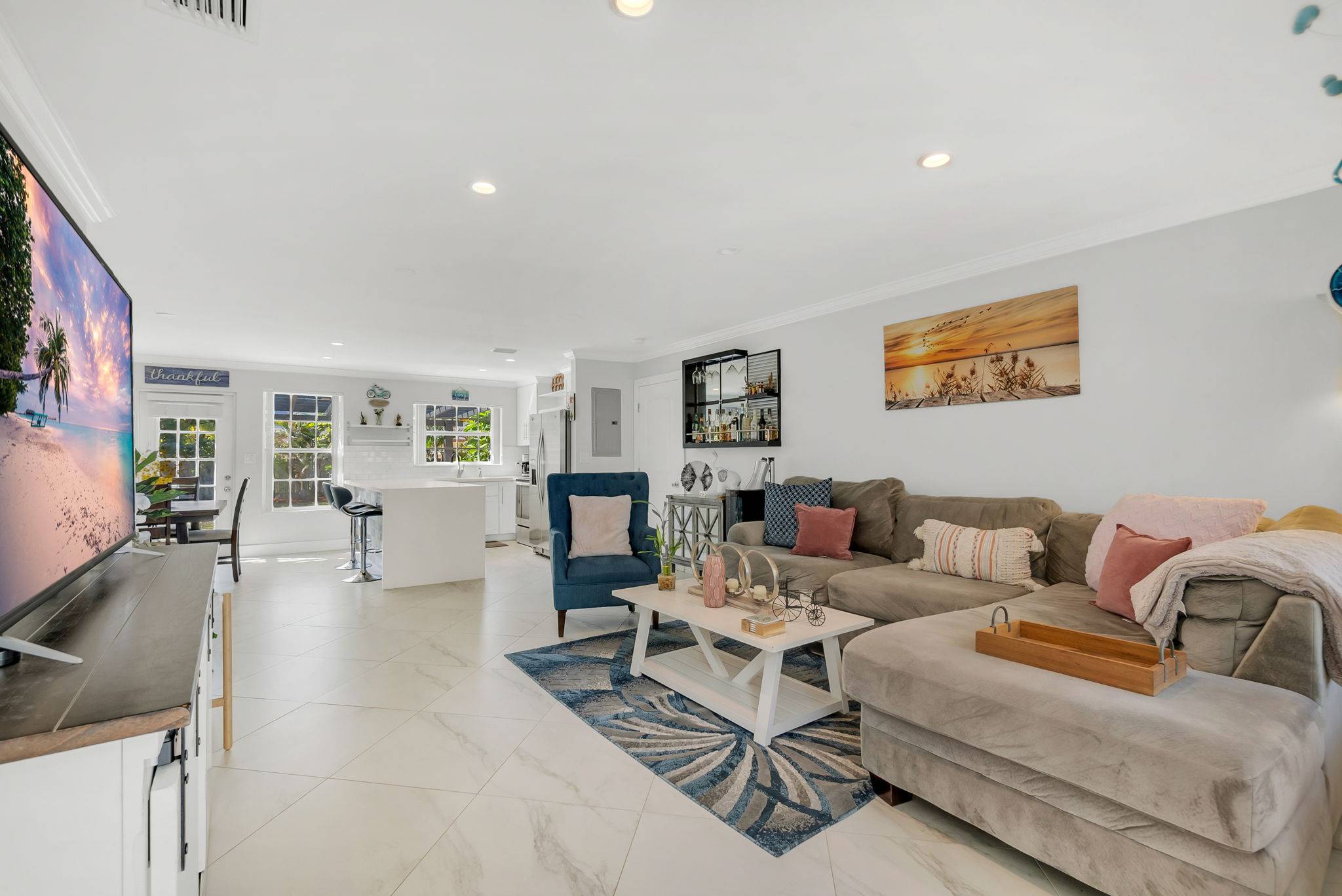 21-web-or-mls-DSC03253 Flexible Living & Income Potential in Hollywood