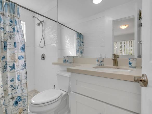Flexible Living & Income Potential in Hollywood