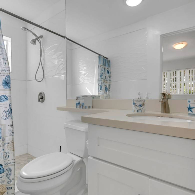 Flexible Living & Income Potential in Hollywood