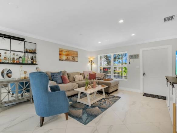Flexible Living & Income Potential in Hollywood