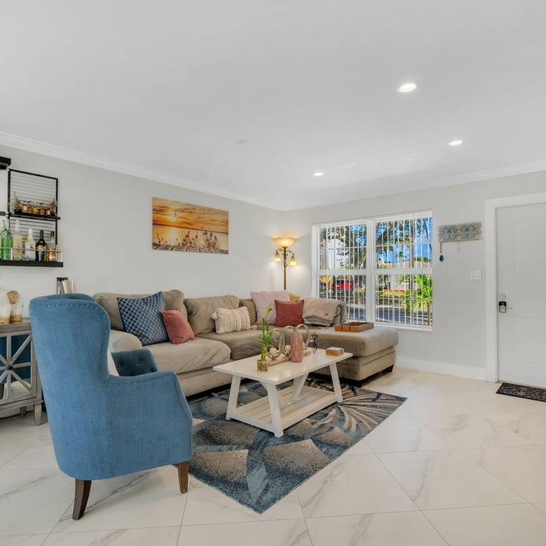 Flexible Living & Income Potential in Hollywood