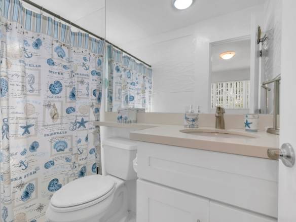 Flexible Living & Income Potential in Hollywood