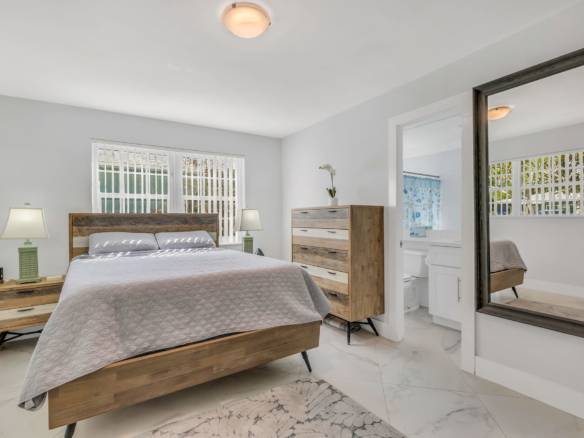 Flexible Living & Income Potential in Hollywood