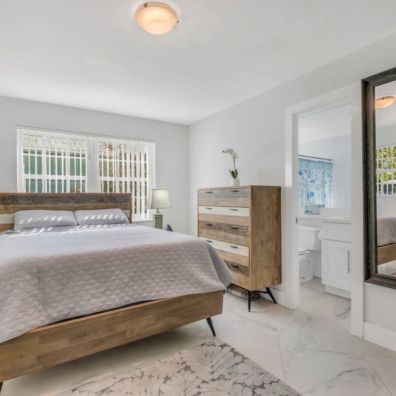 Flexible Living & Income Potential in Hollywood