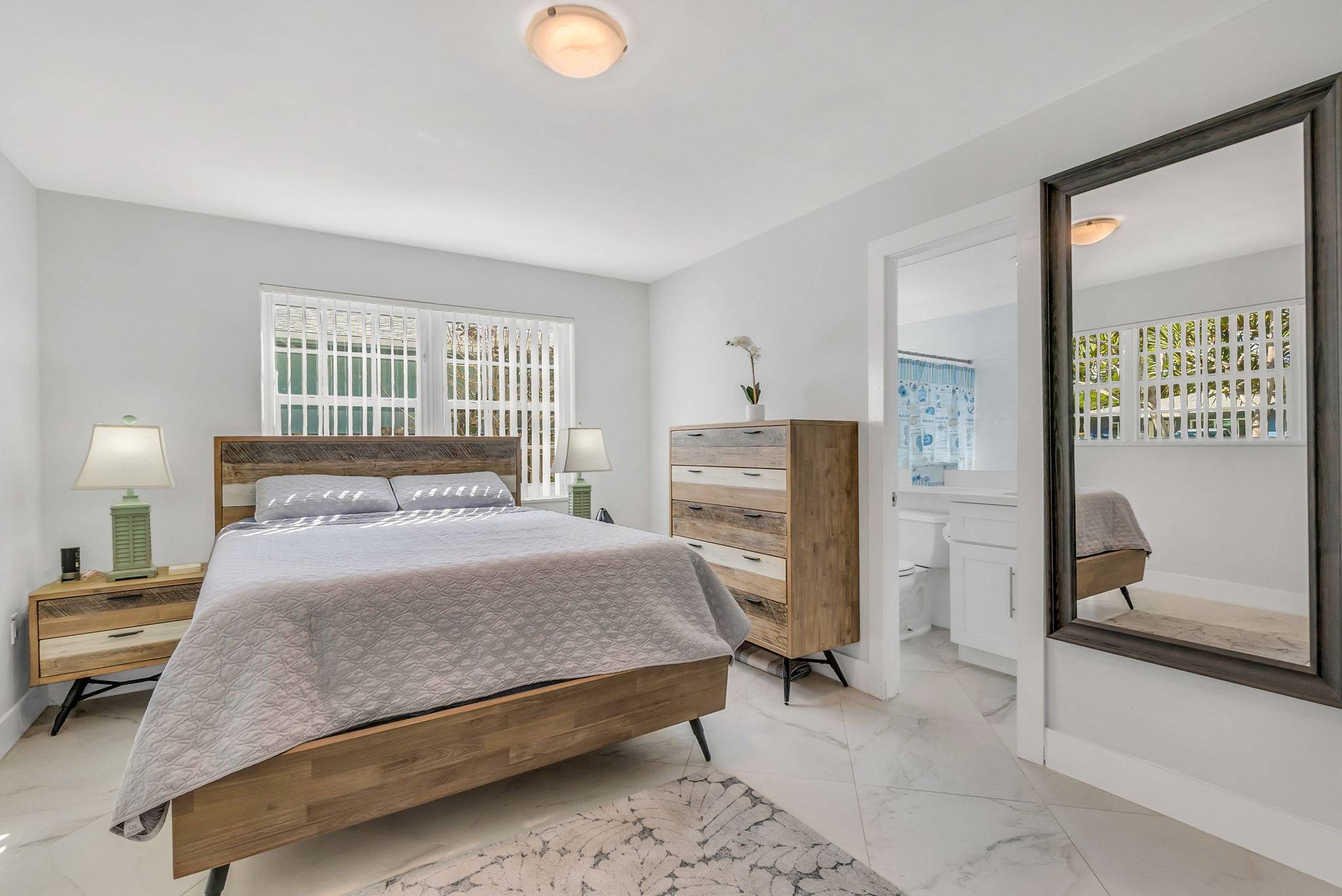25-web-or-mls-DSC03233 Flexible Living & Income Potential in Hollywood