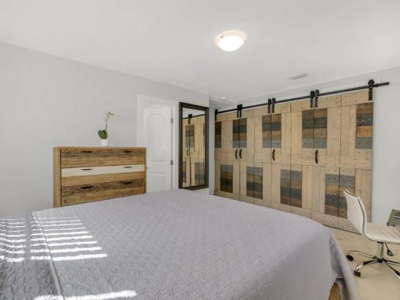 Flexible Living & Income Potential in Hollywood