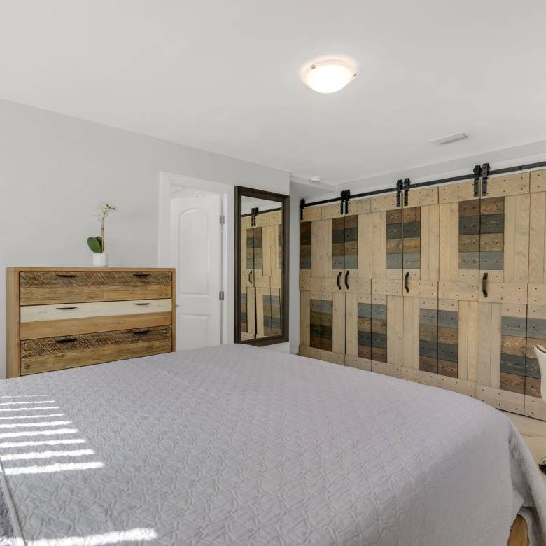 Flexible Living & Income Potential in Hollywood