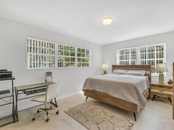 Flexible Living & Income Potential in Hollywood