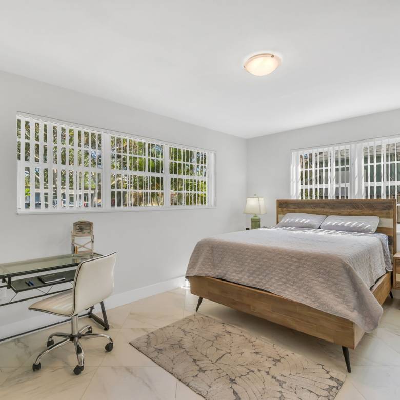 Flexible Living & Income Potential in Hollywood
