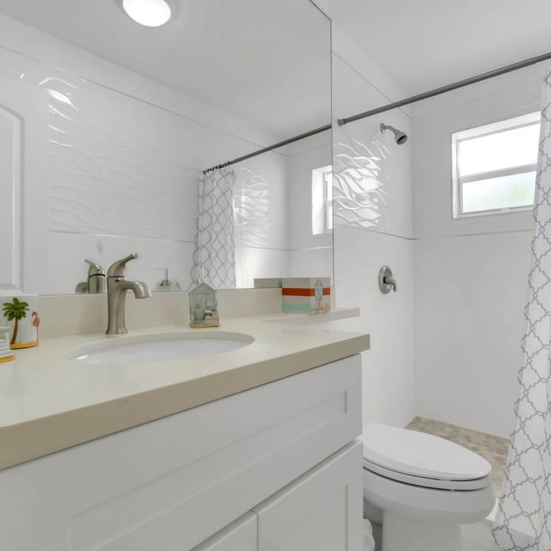 Flexible Living & Income Potential in Hollywood