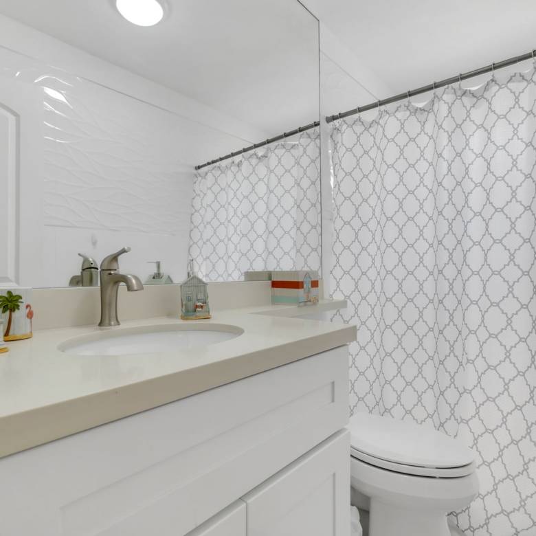 Flexible Living & Income Potential in Hollywood
