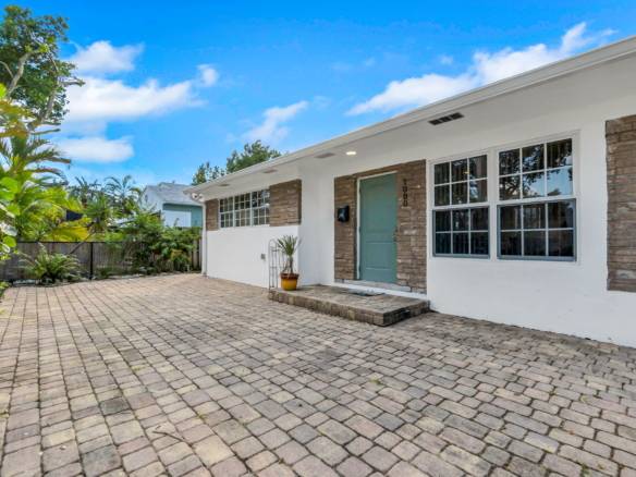 Flexible Living & Income Potential in Hollywood