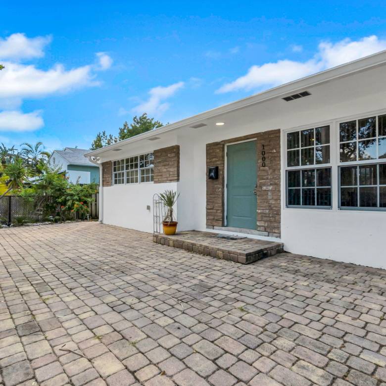 Flexible Living & Income Potential in Hollywood