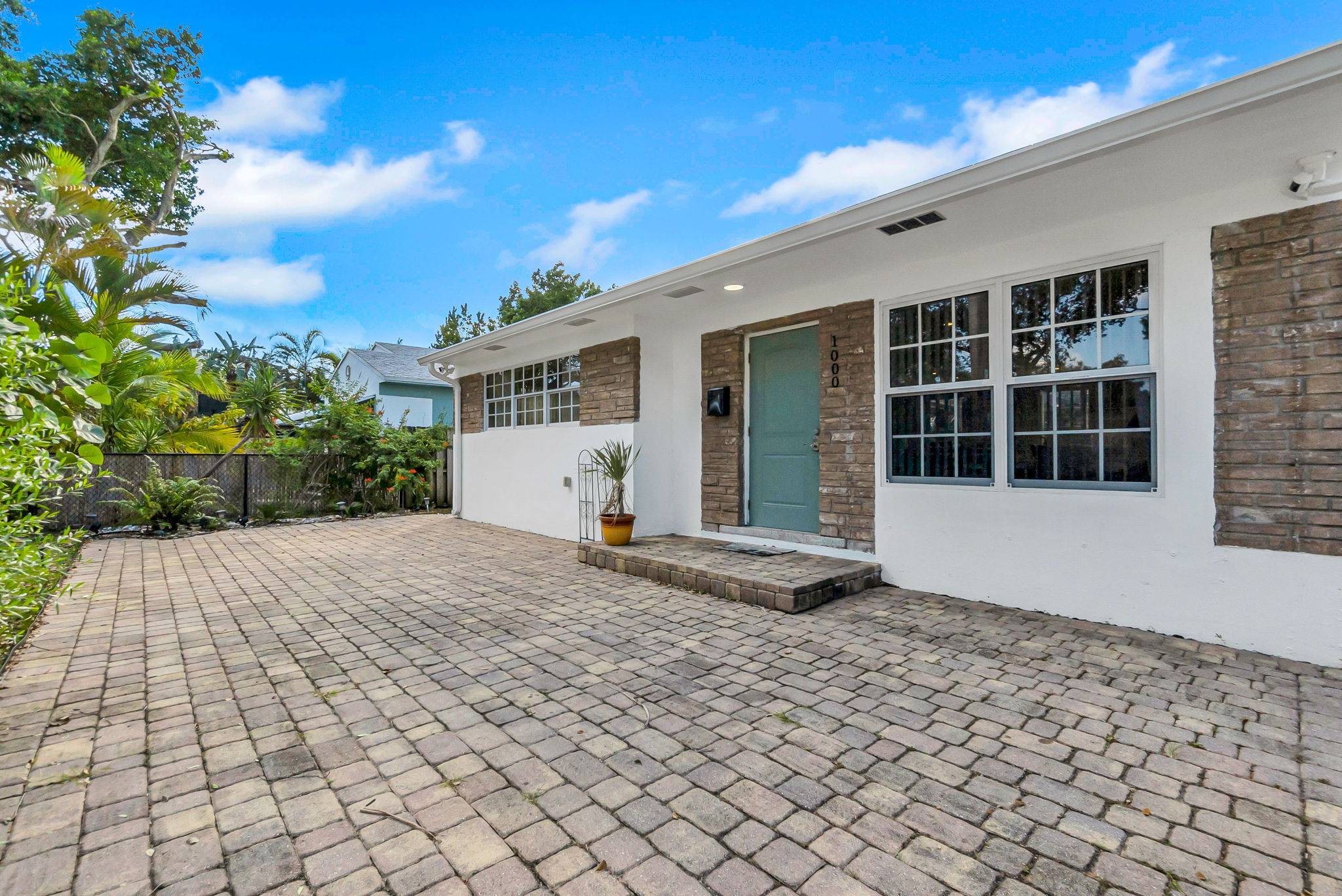 3-web-or-mls-DSC03319 Flexible Living & Income Potential in Hollywood