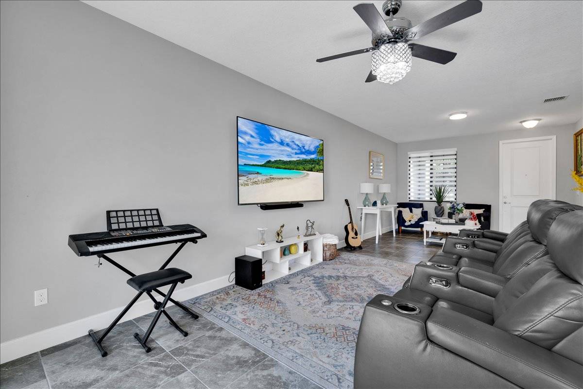 31-DSC08007 Spacious Living in Pompano Beach