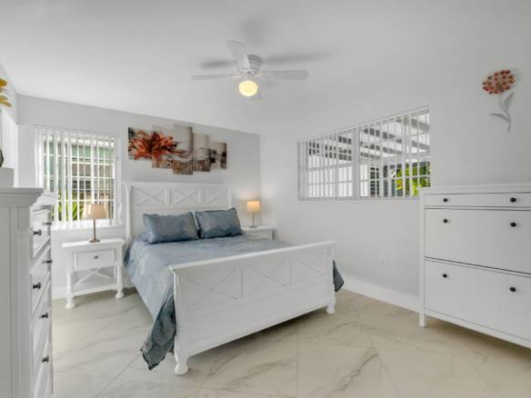 Flexible Living & Income Potential in Hollywood