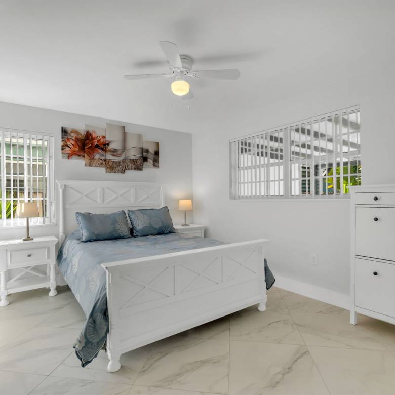 Flexible Living & Income Potential in Hollywood