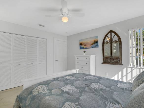 Flexible Living & Income Potential in Hollywood