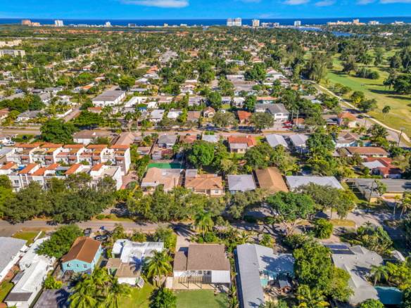Flexible Living & Income Potential in Hollywood