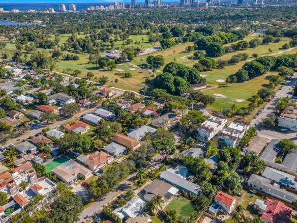 Flexible Living & Income Potential in Hollywood