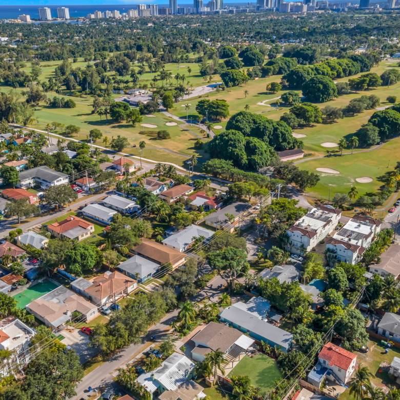 Flexible Living & Income Potential in Hollywood