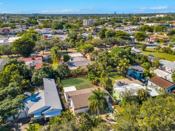 Flexible Living & Income Potential in Hollywood