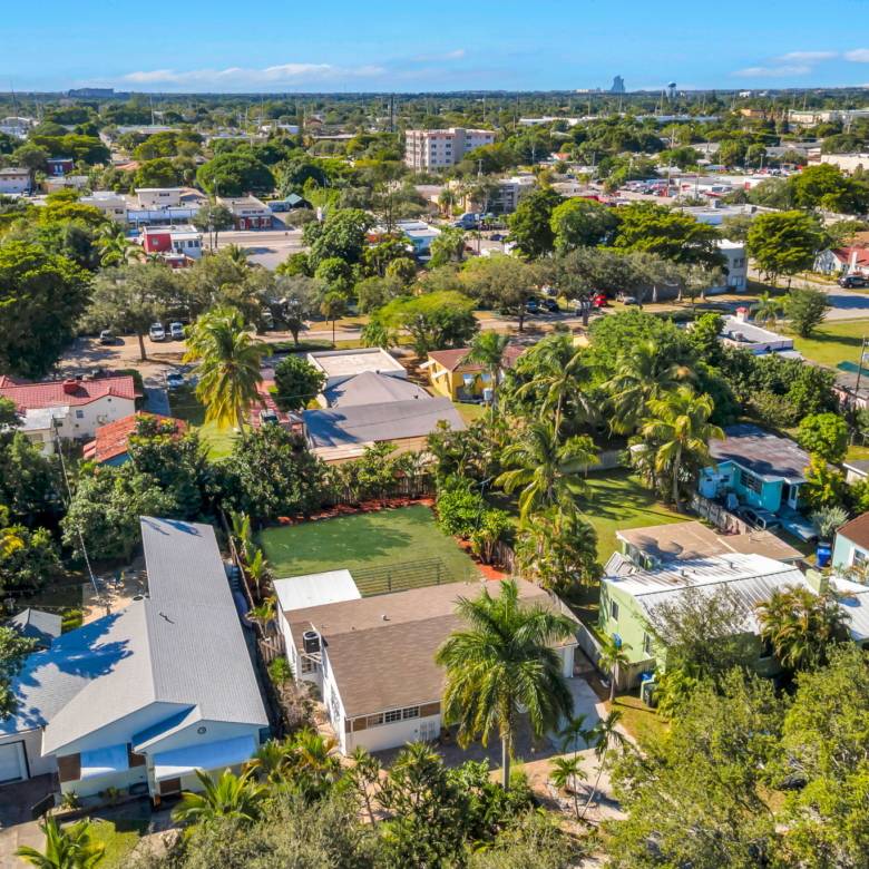 Flexible Living & Income Potential in Hollywood