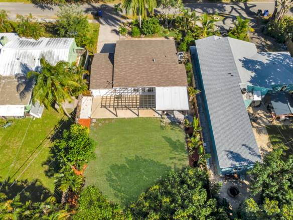 Flexible Living & Income Potential in Hollywood