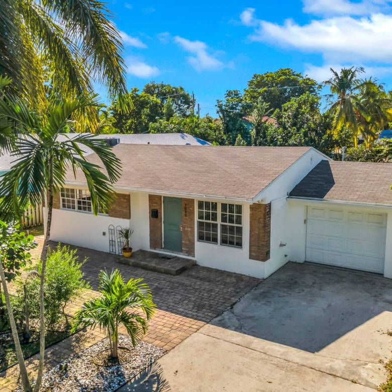 Flexible Living & Income Potential in Hollywood