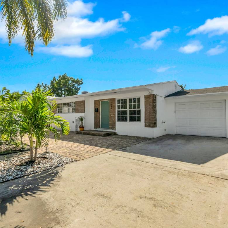 Flexible Living & Income Potential in Hollywood