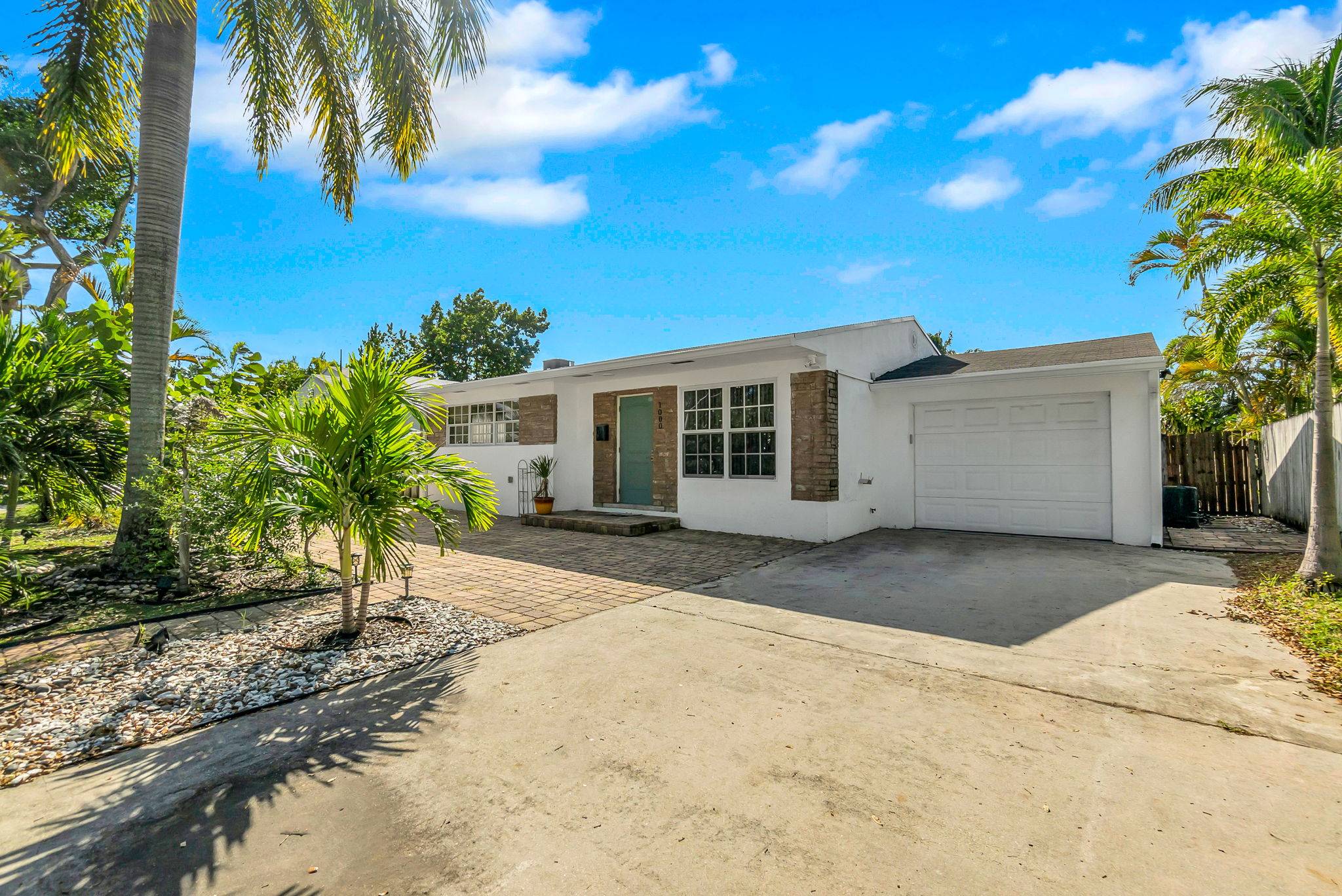 4-web-or-mls-DSC03320 Flexible Living & Income Potential in Hollywood